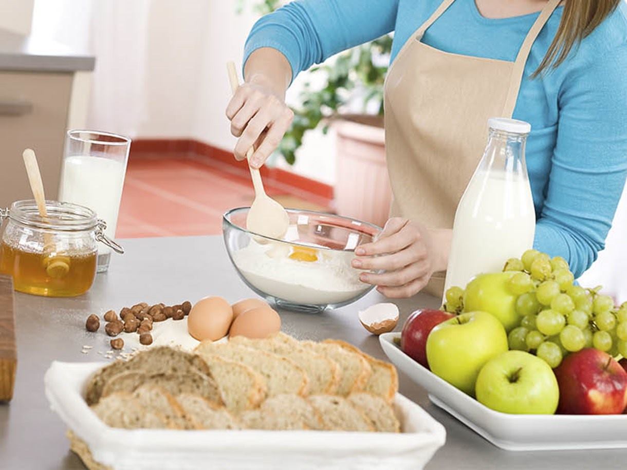 mujer cocinando