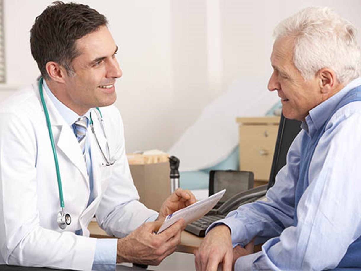 doctor revisión salud paciente